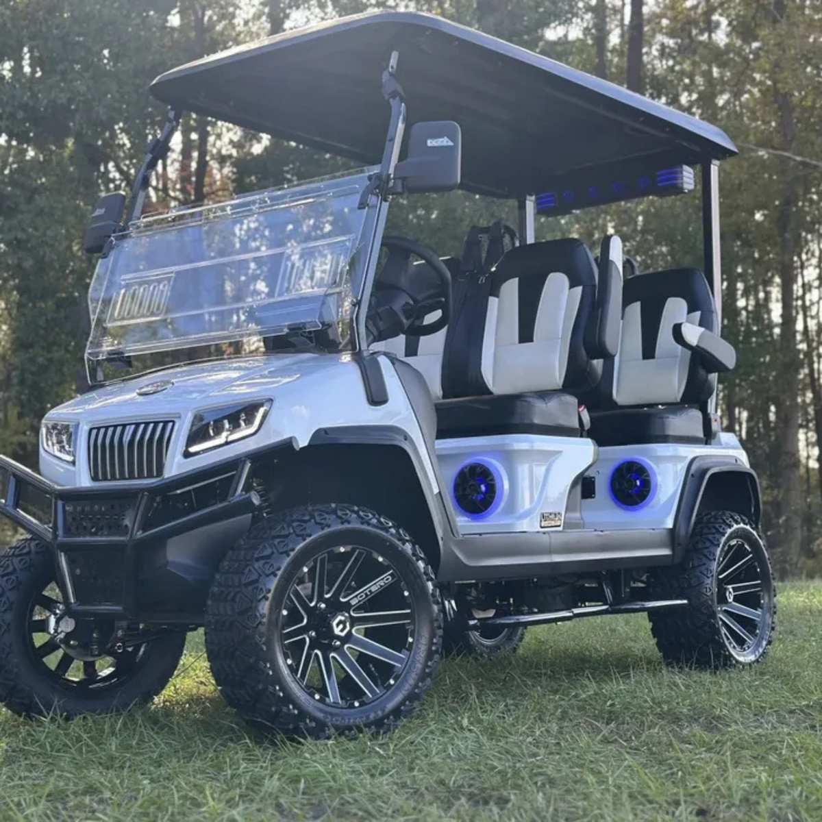 Golf cart with broad rear speaker coverage and large soundbar