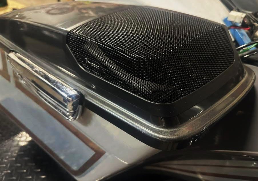 1998-2013 Harley Davidson® Cut-In Lid Kit with MP694 Speakers (4Ω) - MSMP694LK13